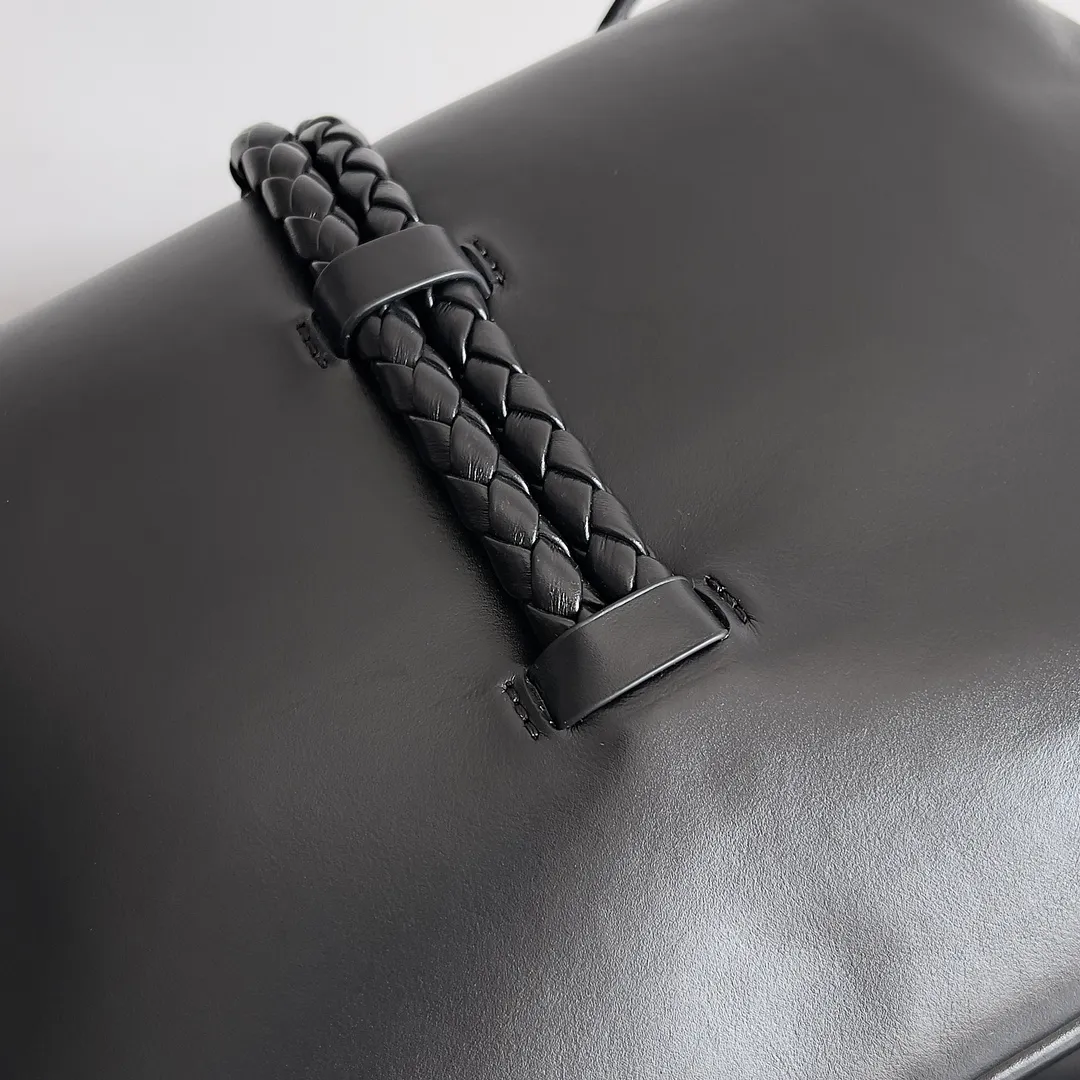 Batch 1520 Inspired by the 1970s, the Bottega Veneta women's logo shoulder bag has a smooth leather surface that brings a clean and handsome feel, just like the neatness and tenacity of a working woman. The front buckle has high-quality hardware pendant body, the overall retro elegance, and the excellent leather feels soft. This Bottega Veneta series can be described as beautiful, weakening the complexity of the outfit, not competing for it, and only using the best quality to interpret itself. Style number: 806030 (small size) Size: 27*16*6cm